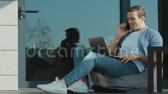 英俊的商人在打电话工作手提电脑视频的预览图