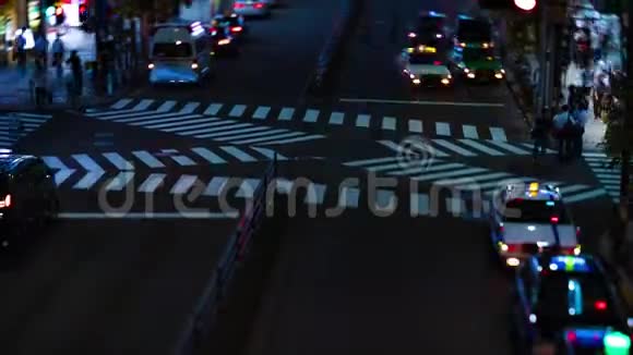 东京新宿霓虹灯街高角度倾斜倾斜的夜间时间推移视频的预览图