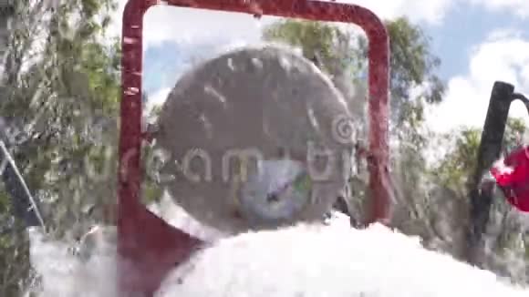 池水的旋转碗状特征视频的预览图