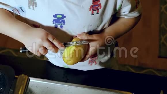 短片展示幼儿学习剥土豆皮儿童概念视频的预览图