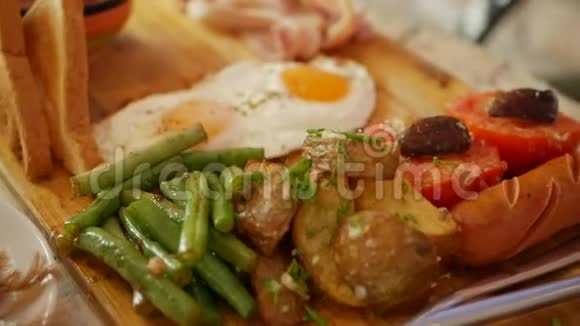 传统英式早餐的运动煎蛋香肠绿豆土豆蘑菇西红柿烤面包视频的预览图