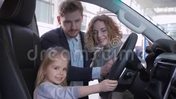购买家庭汽车小女孩在新汽车后与父母一起购买汽车视频的预览图
