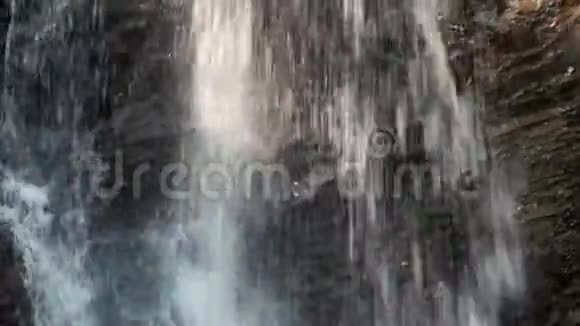 小山瀑布之间的石头特写视频的预览图