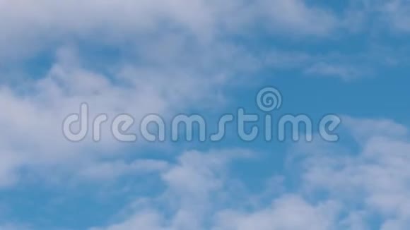 白云在蓝天的水平移动视频的预览图
