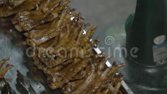 木炭烤架上海鲜烧烤的特写镜头视频的预览图