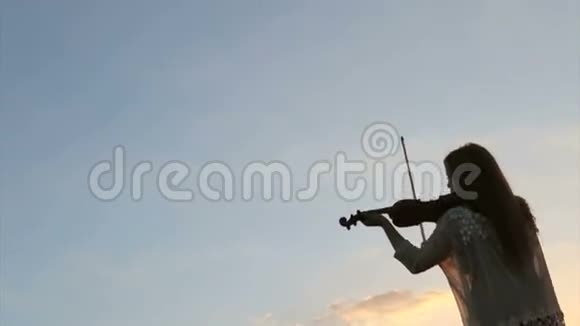 拉小提琴的女孩视频的预览图