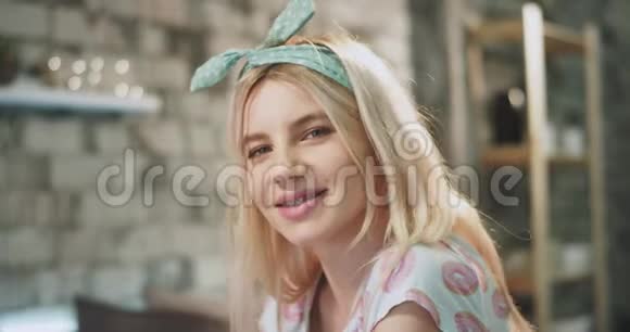 年轻的女人一头金发迷人的脸肖像直视着相机她微笑可爱有牙套视频的预览图