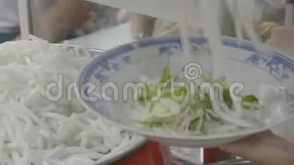 一个小贩把白面汤装在碗里视频的预览图