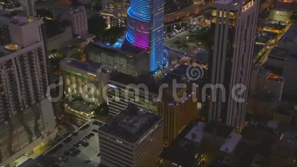 空中倾斜显示迈阿密市中心国家银行4k60p视频的预览图