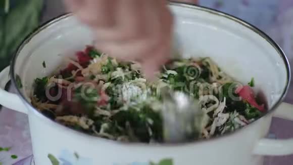 极限特写手男子勺子搅拌烹饪沙拉的配料在一锅视频的预览图