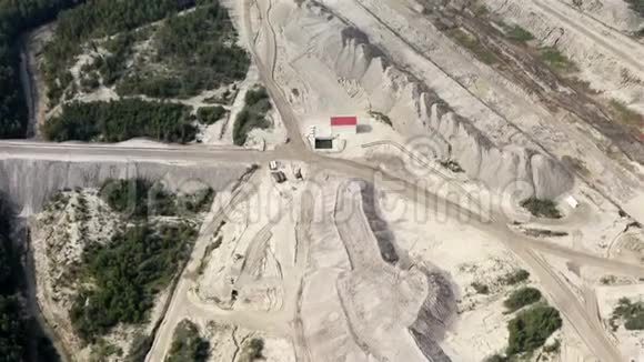 采石场重型设备道路立交视频的预览图