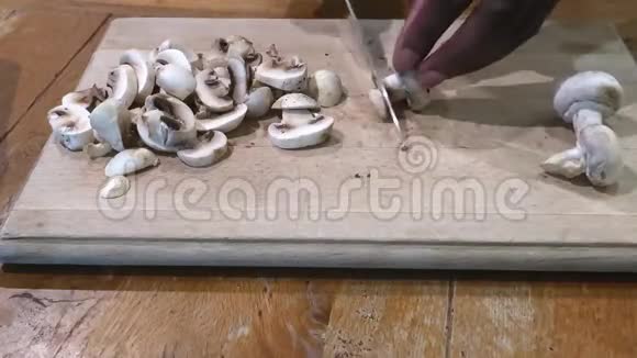 在木制砧板上切蘑菇的种族视频的预览图