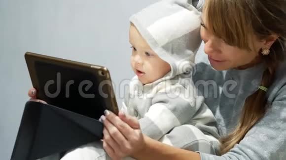 母亲和儿子用笔记本电脑视频的预览图