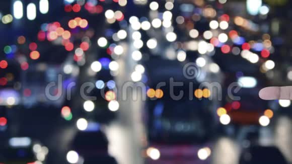电子邮件平面图标的手指模糊多彩夜灯交通堵塞道路与汽车在城市业务联系我们的概念视频的预览图