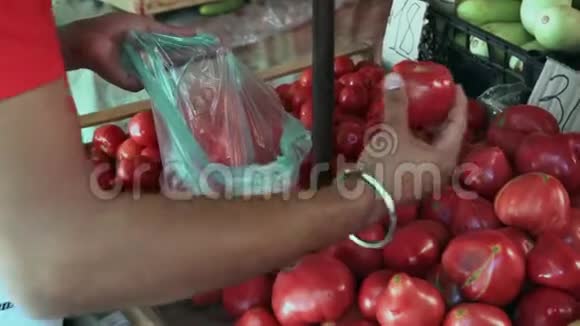 Bazaar的印度盖伊Buys番茄特写视频的预览图