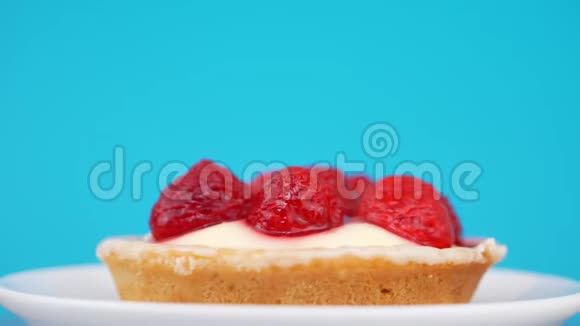 带草莓和香草奶油的海绵蛋糕视频的预览图