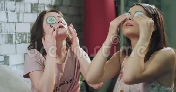 一个年轻女士在早上的时候有一个常规的面部制作眼罩从黄瓜穿睡衣视频的预览图