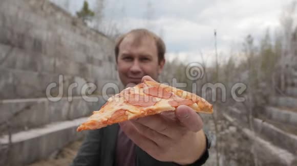 那人提供一片比萨饼自己吃视频的预览图