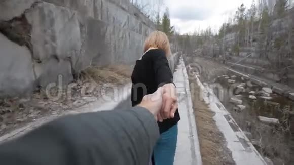 金发女人牵着他背后的手视频的预览图