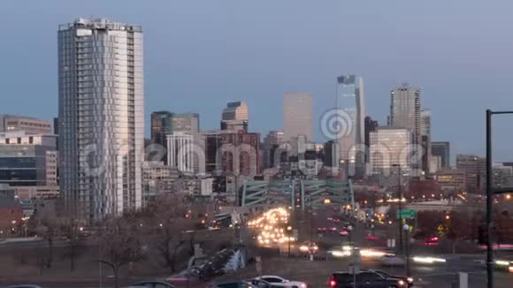 丹佛市中心天际线变焦晚间时光视频的预览图