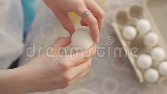 一个女厨师准备一顿饭把鸡蛋打碎然后缓慢地倒入面粉中视频的预览图