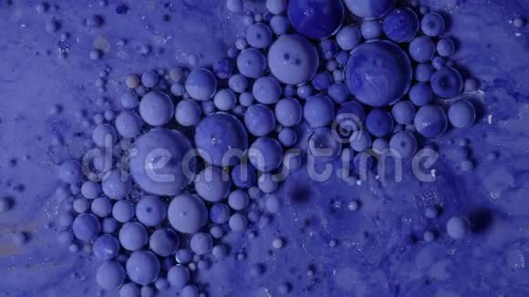 美丽的宇宙结构蓝色丙烯酸漆球在油中宏观抽象视频的预览图