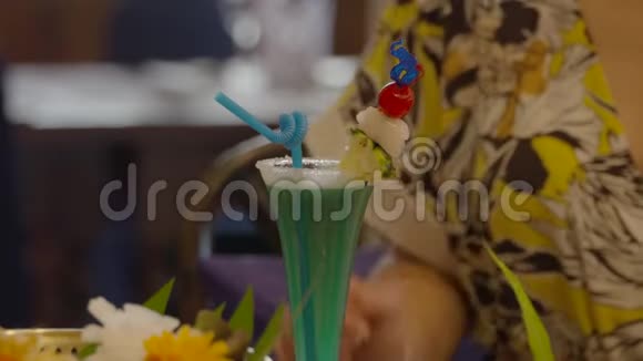 一杯蓝色鸡尾酒在顾客面前视频的预览图
