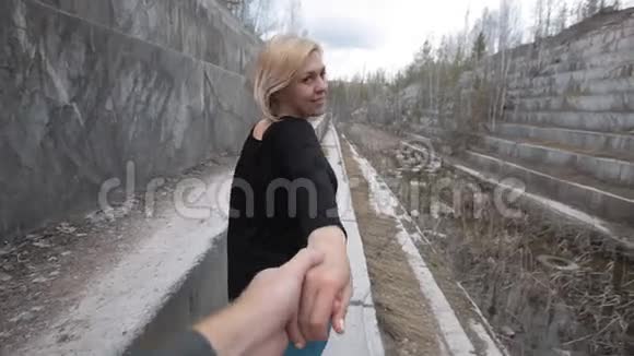 金发女人牵着他背后的手视频的预览图