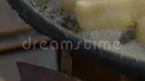在明火中烹煮的红毛猴视频的预览图