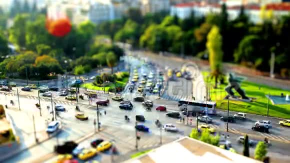 在交通高峰期雅典市中心一个十字路口的倾斜移位时间间隔录像视频的预览图