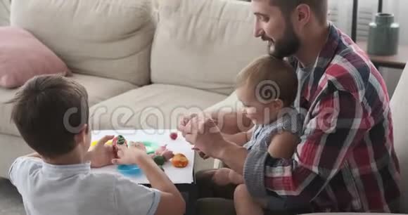 父亲和孩子们玩彩色塑料视频的预览图