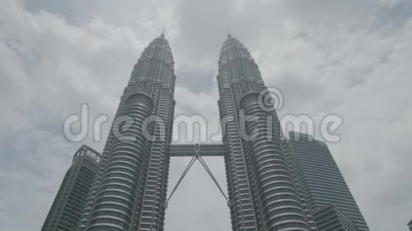 马来西亚双子塔附近的BSN大楼视频的预览图