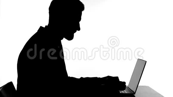 愤怒的男人在笔记本电脑上工作压力很大视频的预览图