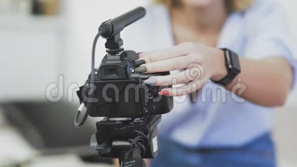 受欢迎的女性博主正在打开相机大步流星地录制视频视频的预览图