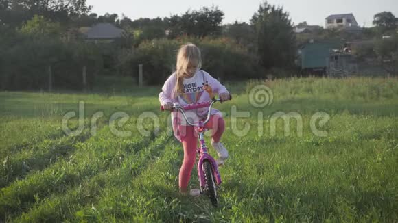 少女骑着自行车在乡村夕阳的时候生活方式的概念视频的预览图