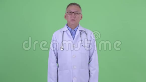 穿着成熟的日本男医生看起来又无聊又疲惫视频的预览图