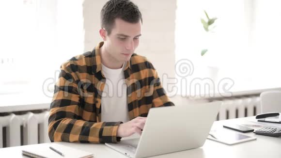 生病的年轻人一边用手提电脑一边咳嗽视频的预览图