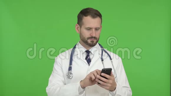 年轻医生使用移动电话对抗铬键视频的预览图