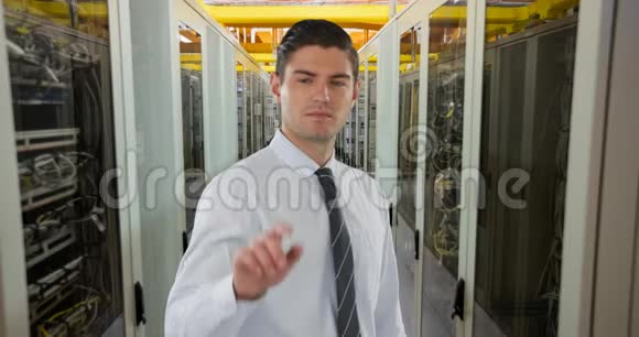 一名男技术员进入服务器机房4k视频的预览图