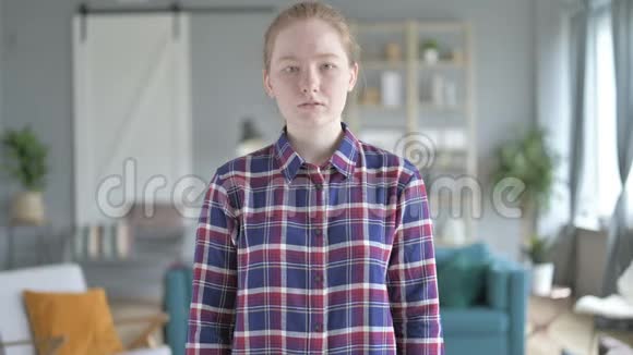 双臂交叉站立的严肃年轻女子视频的预览图