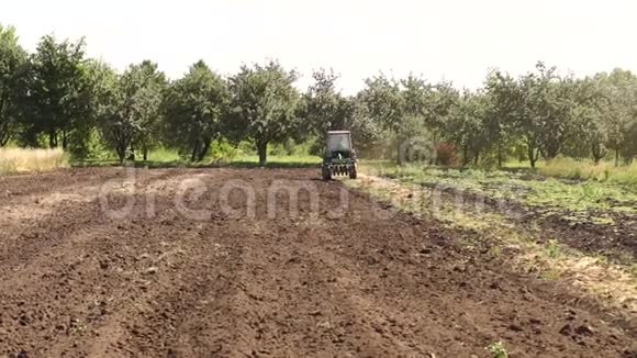 拖拉机耕田培土播种粮食视频的预览图