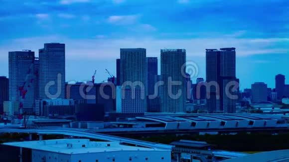 东京阿里亚克市的城市街道上黄昏时分的城市景观远镜头变焦视频的预览图