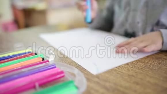 幼儿将毛毡尖笔放在一个盒子里盒子里多种颜色的毛毡尖笔孩子们在课堂上画画视频的预览图