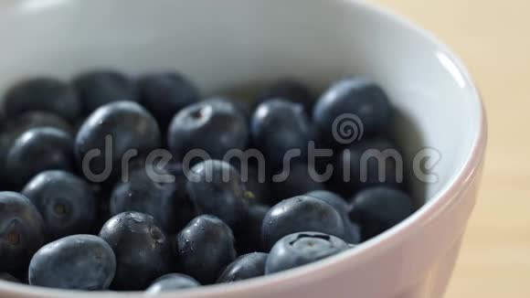 蓝莓落在盘子上多汁的甜浆果健康的饮食视频的预览图