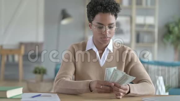 年轻的非洲女孩在数钱视频的预览图