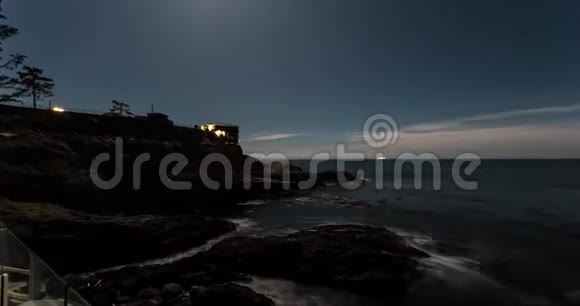 一个悬崖边海景的夜晚时光流逝远处有一片星空卷云和一艘游轮视频的预览图