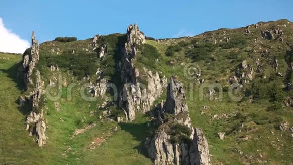 喀尔巴阡山有草坡和岩石视频的预览图