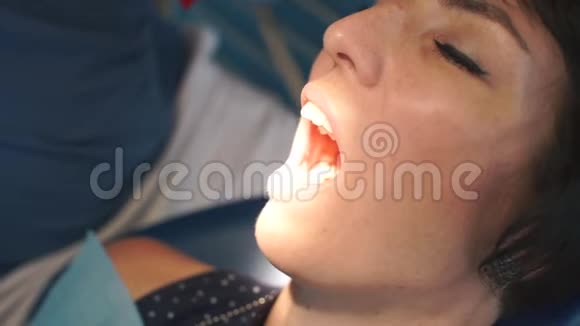 一名女孩在牙科诊所拔牙视频的预览图