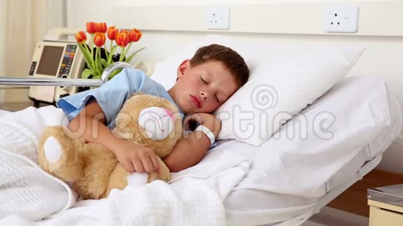 小病童和玩具熊睡在床上视频的预览图