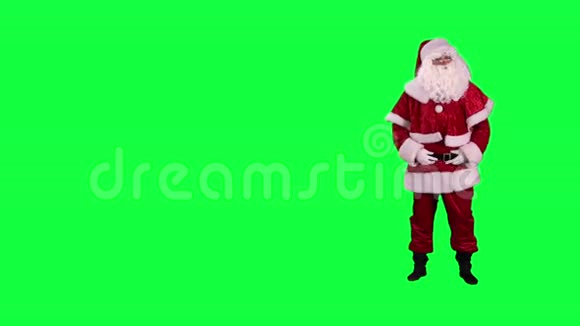 圣诞老人看着彩色钥匙绿色屏幕视频的预览图